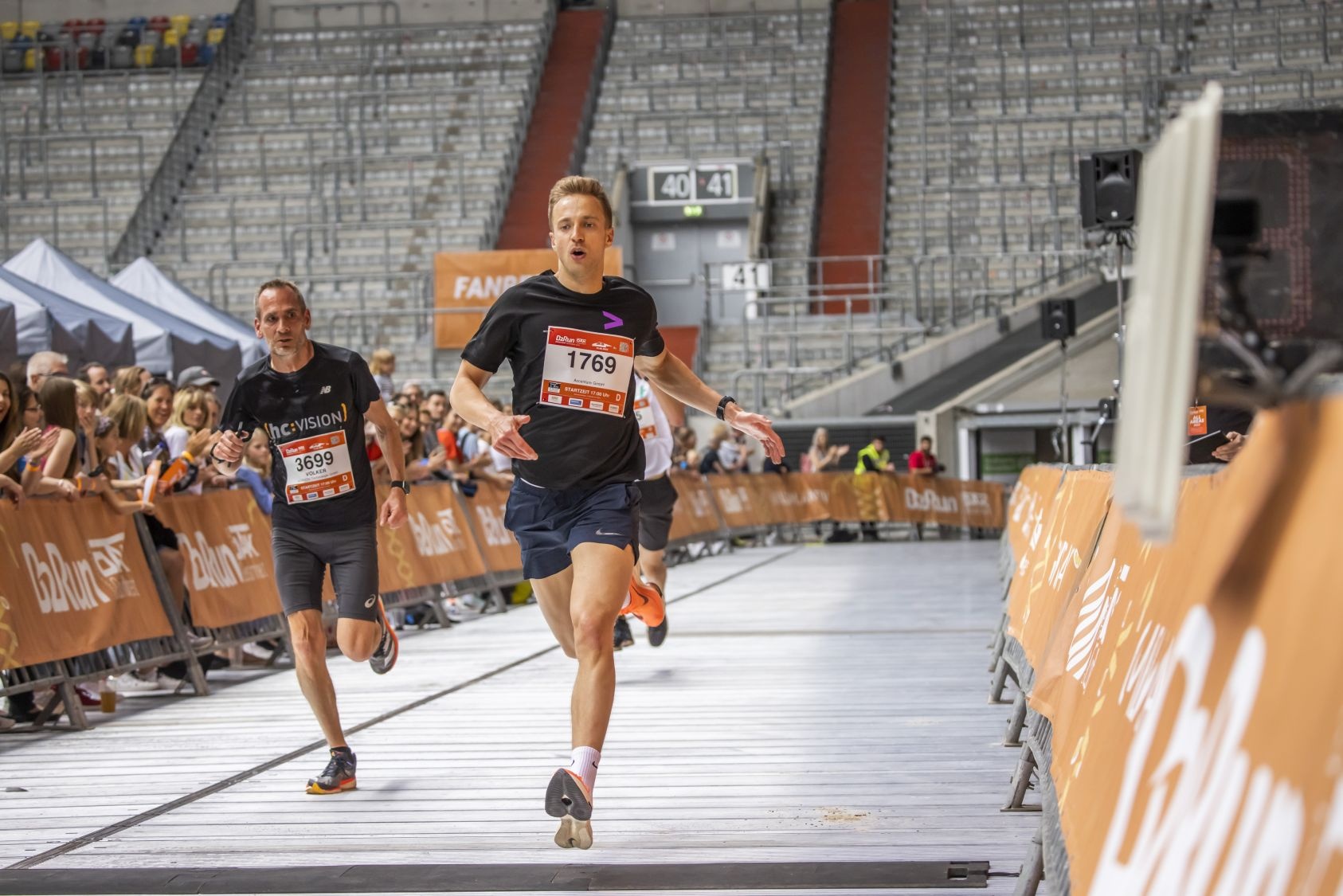  Foto zu Der emotionale Zieleinlauf beim B2Run Düsseldorf 2022 in der MERKUR 