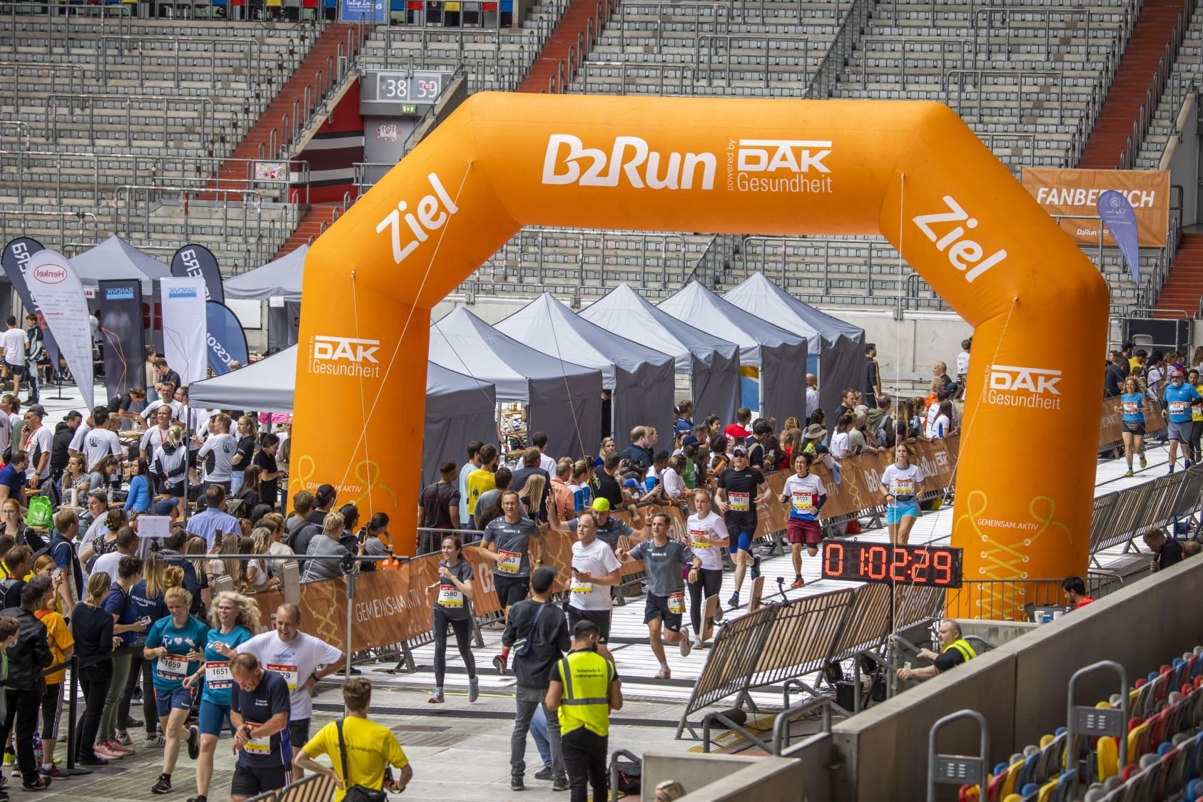  Der emotionale Zieleinlauf beim B2Run Düsseldorf 2022 in der MERKUR Motiv 