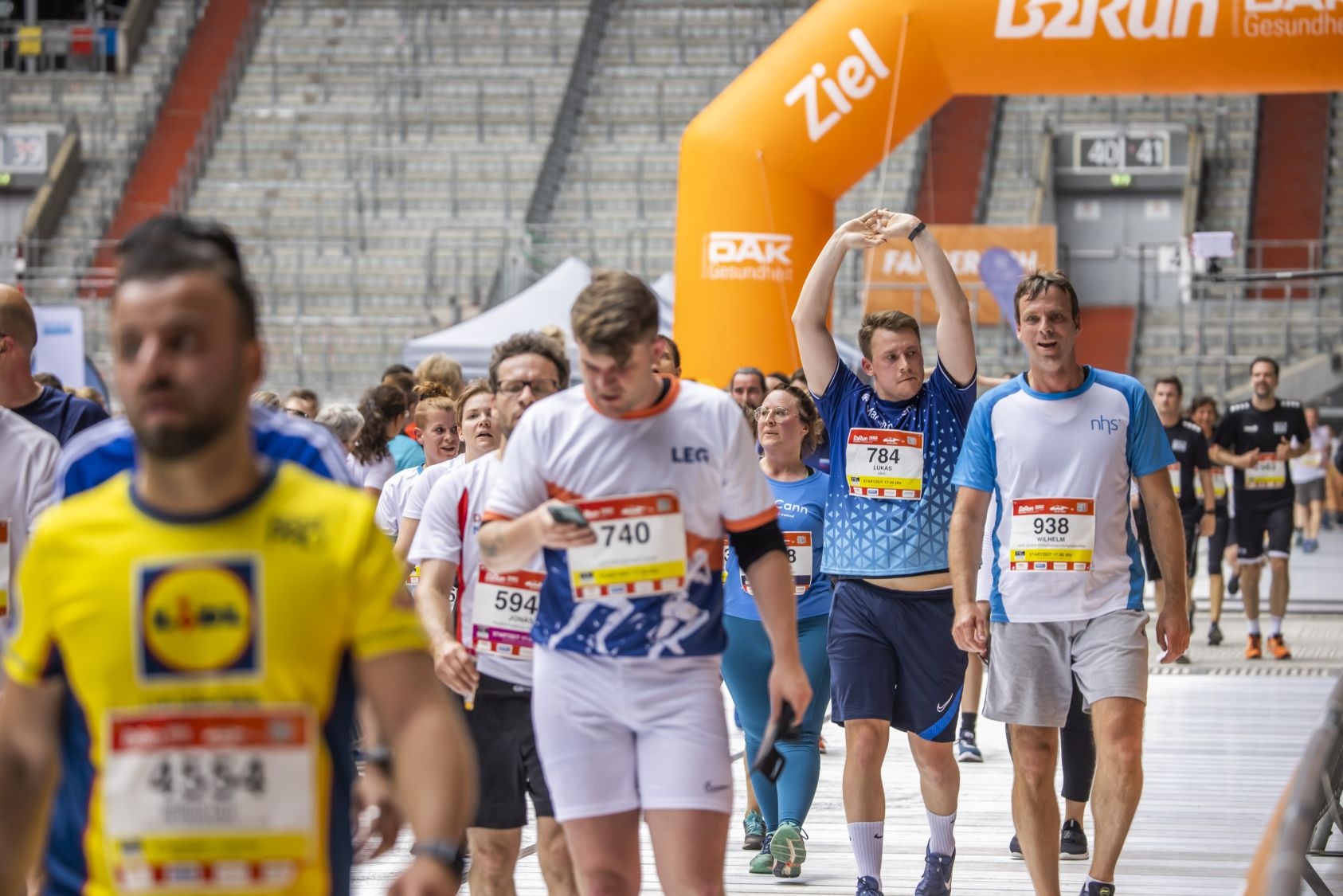  Foto zu Der emotionale Zieleinlauf beim B2Run Düsseldorf 2022 in der MERKUR 