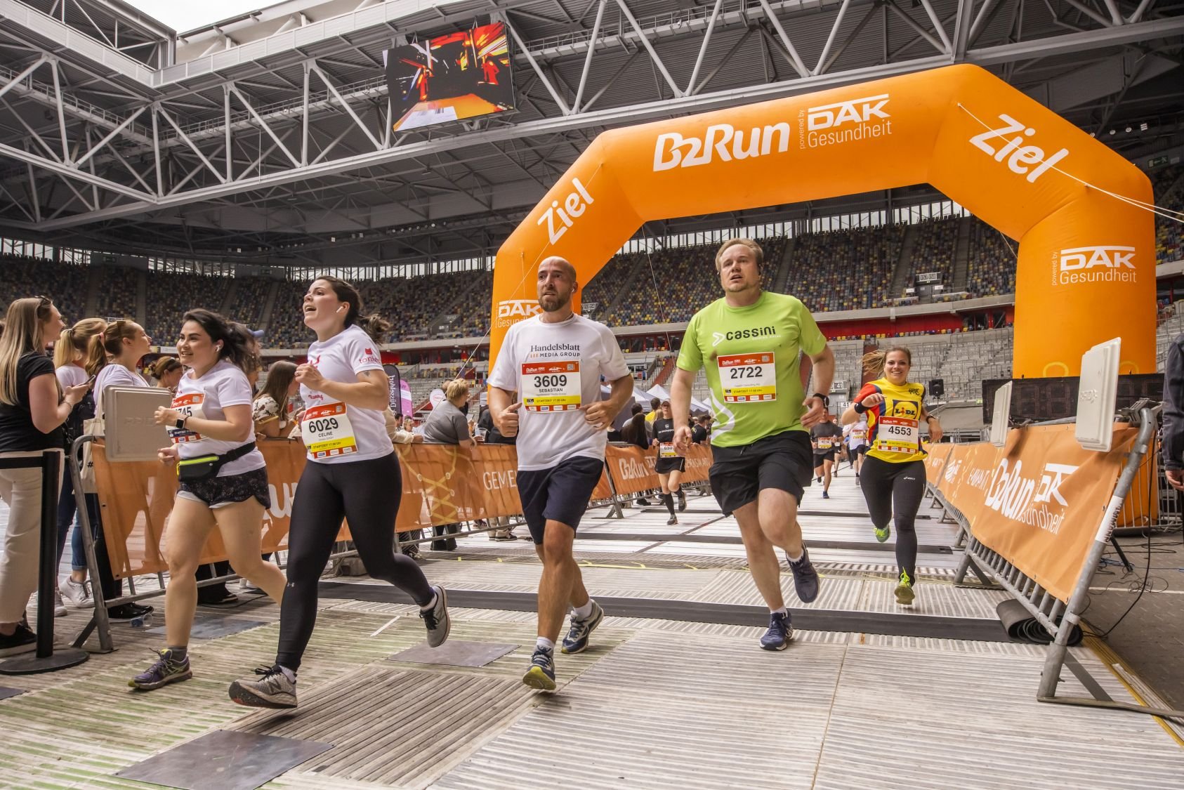  Der emotionale Zieleinlauf beim B2Run Düsseldorf 2022 in der MERKUR 