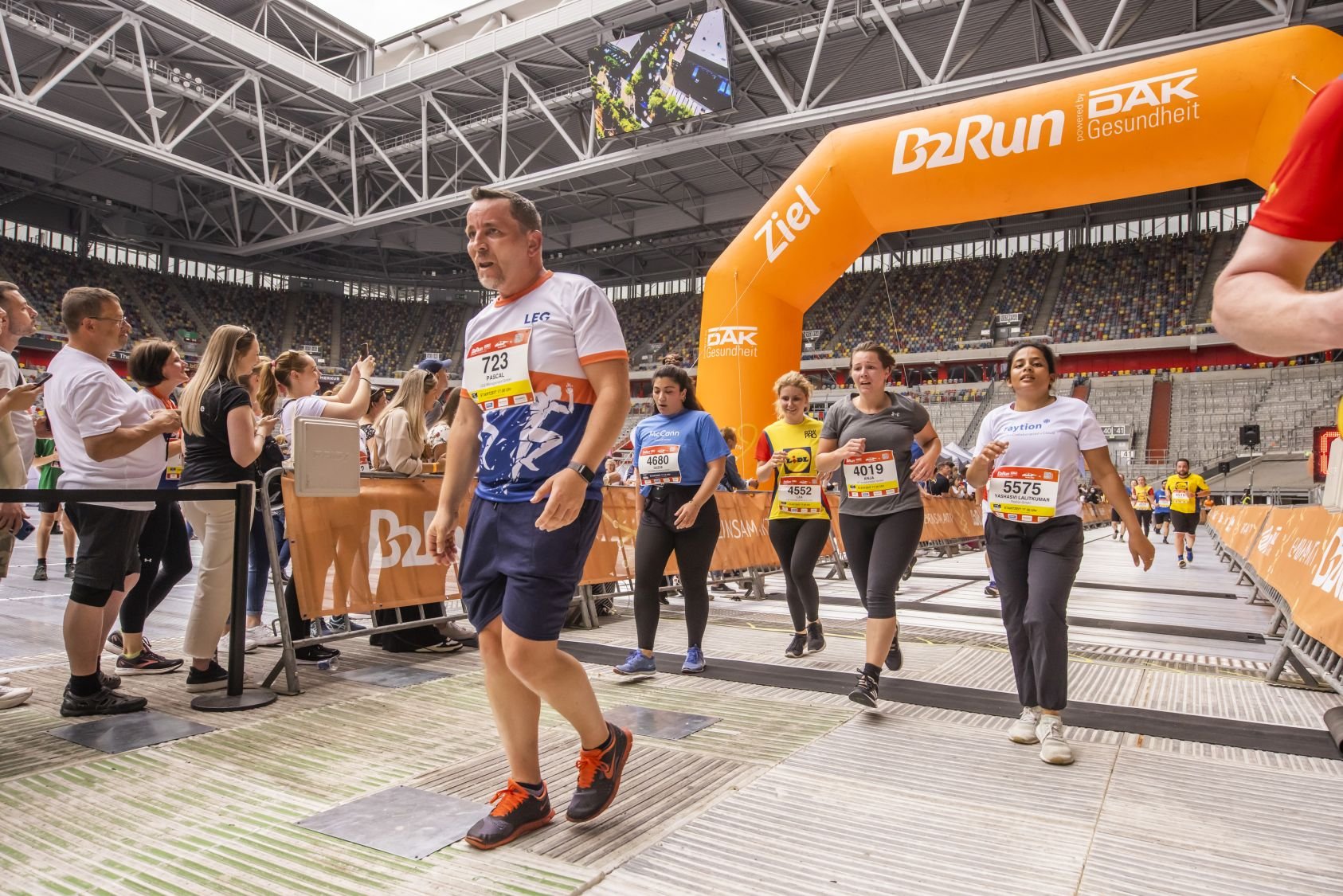  Foto zu Der emotionale Zieleinlauf beim B2Run Düsseldorf 2022 in der MERKUR 