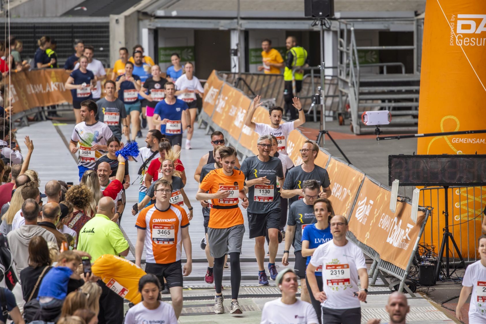  Der emotionale Zieleinlauf beim B2Run Düsseldorf 2022 in der MERKUR Motiv 
