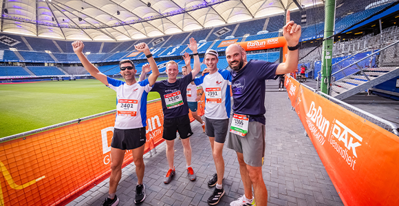 Glückliche Finisher im Volksparkstadion beim B2Run Hamburg 2024