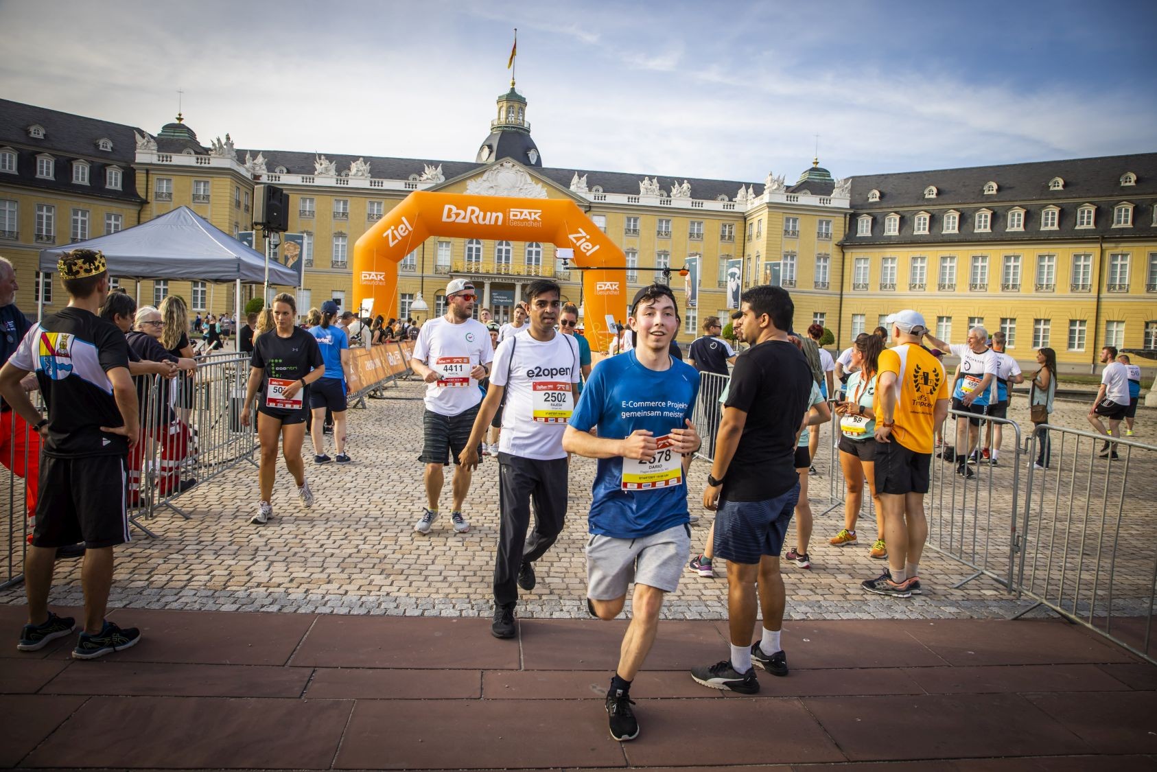 Der emotionale Zieleinlauf beim B2Run Karlsruhe 2022 #gemeinsamaktiv