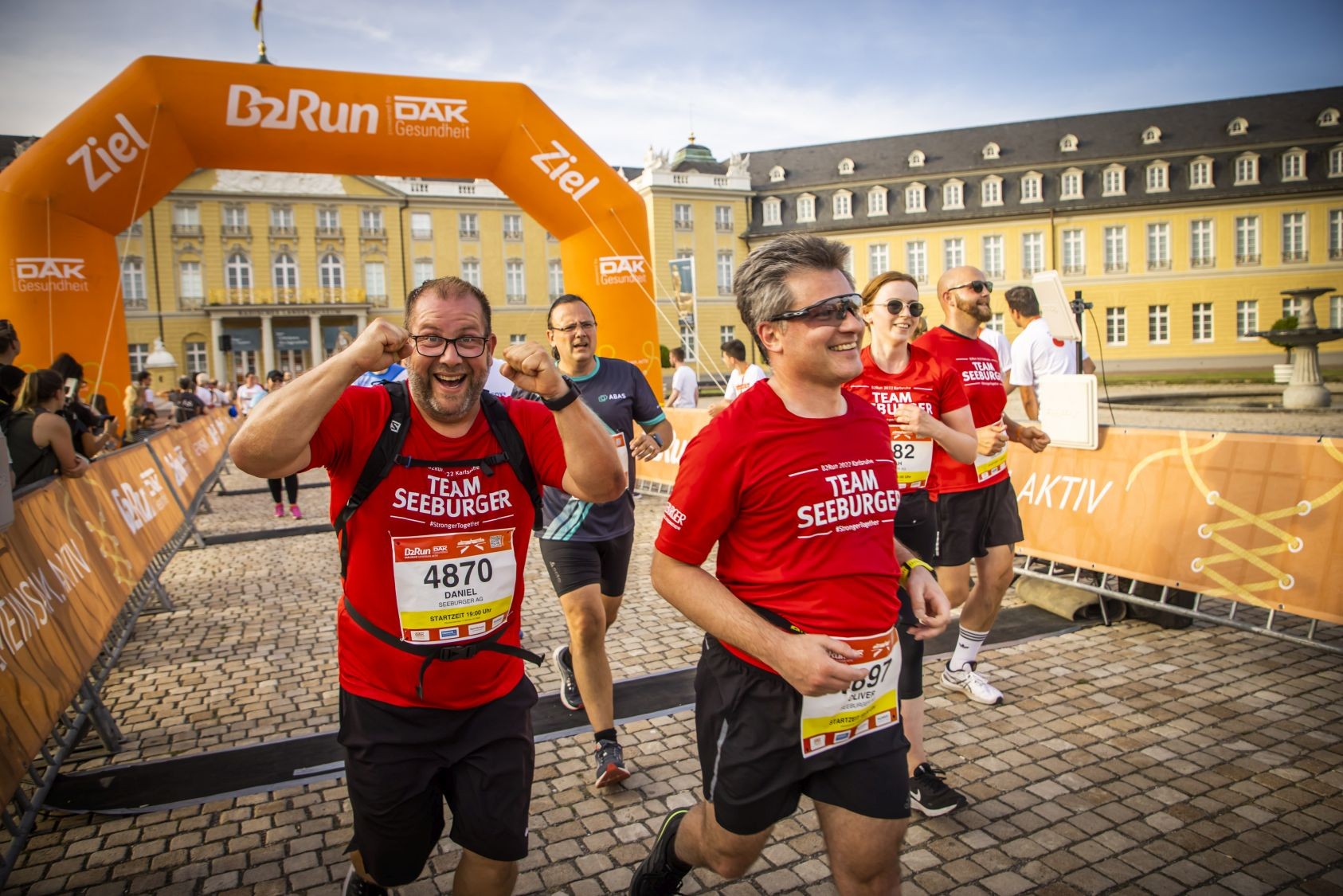 Der emotionale Zieleinlauf beim B2Run Karlsruhe 2022 #gemeinsamaktiv