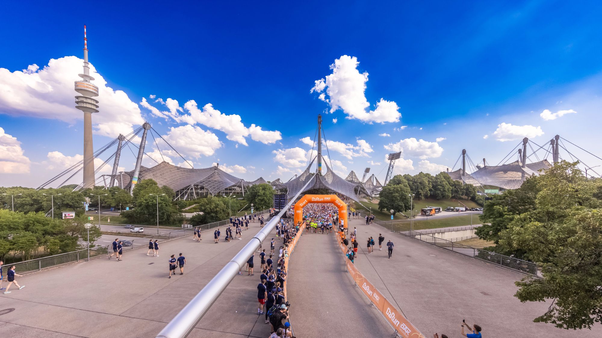 Alle Teamfotos beim B2Run München 2023 im Olympiapark #gemeinsamaktiv